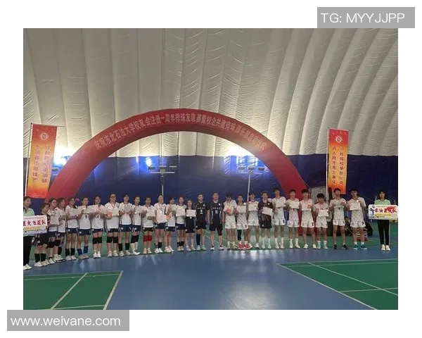 重庆排球队在锦标赛中的团队协作展现出卓越的竞技精神与默契配合